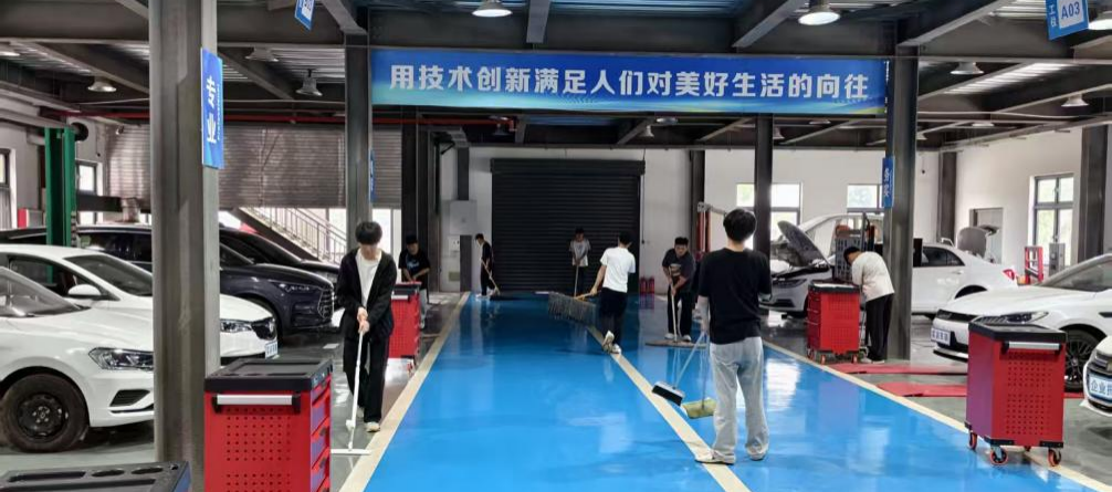 实训阵地“洁”出彩  职教新风育新人——威廉williamhill官网开展职教活动周实训室清扫专项活动